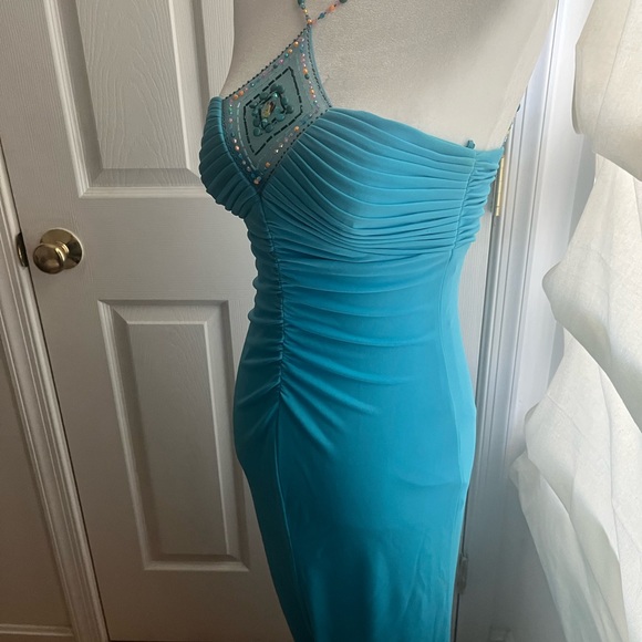 Beautiful blue gown - Picture 6 of 8